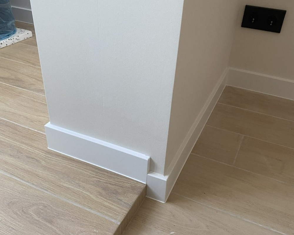 Плинтус ХДФ Dollken Cubu Flex Life 100 мм х 2,5 м 1013 (5012) Белый