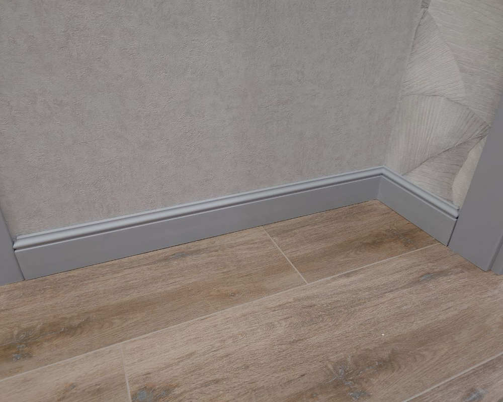 Плинтус из полистирола высокой плотности HI WOOD B136 136мм х 18мм х 2,0м.