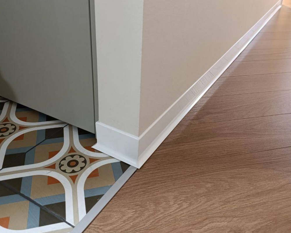 Алюминиевый плинтус AKBD80-SW 2,5м Муар белый