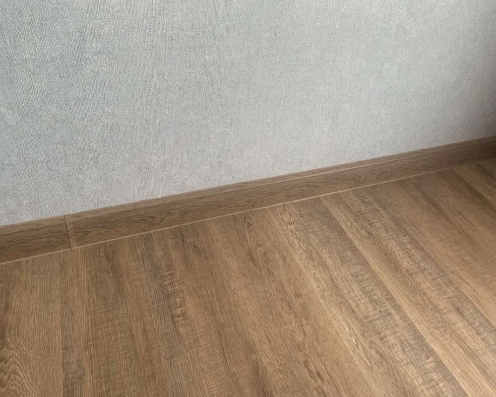 Плинтус ПВХ со съемной панелью Идеал Деконика 85 мм 221 Дуб янтарный