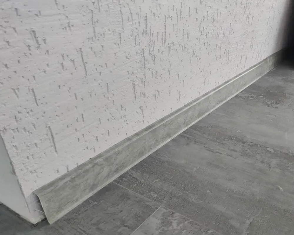 Плинтус со съемной панелью ПВХ Деконика ИДЕАЛ 55мм 2,2м 547 Лофт светло-серый