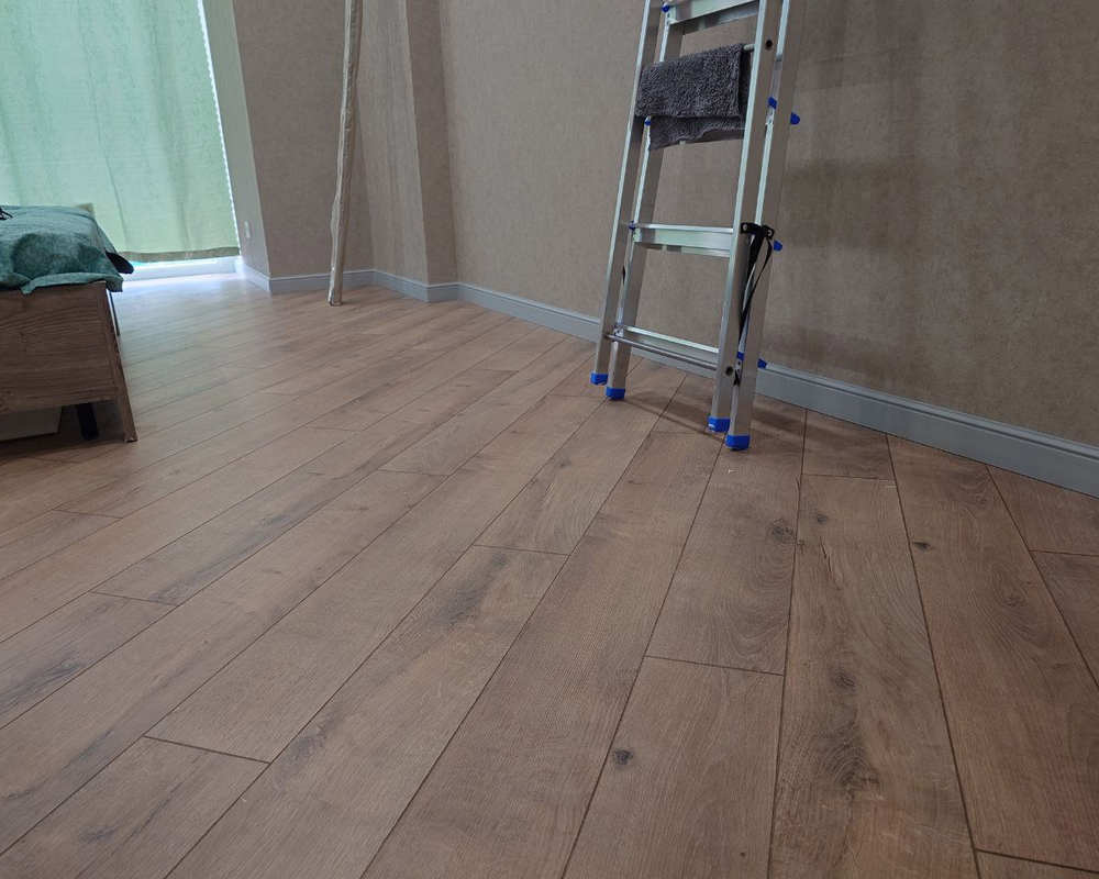 Плинтус из полистирола высокой плотности HI WOOD B136 136мм х 18мм х 2,0м.