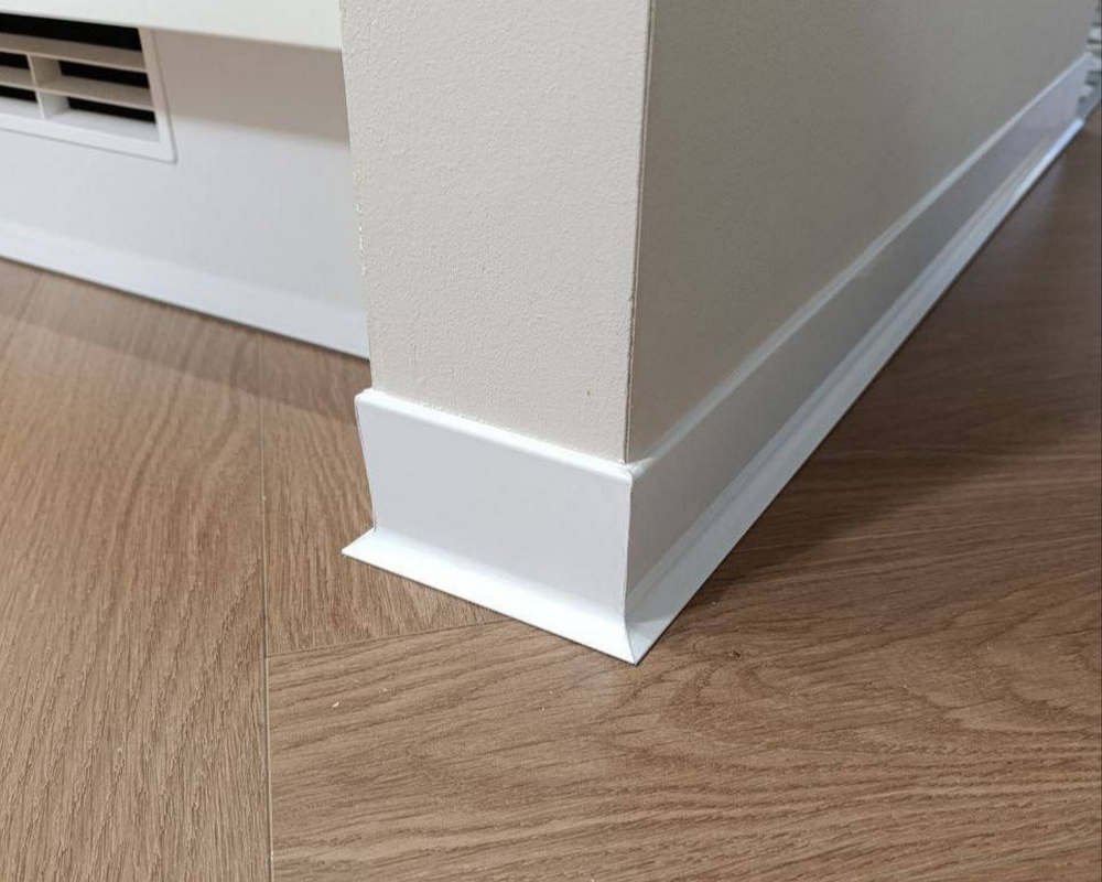 Алюминиевый плинтус AKBD100-SW 2,5м Муар белый