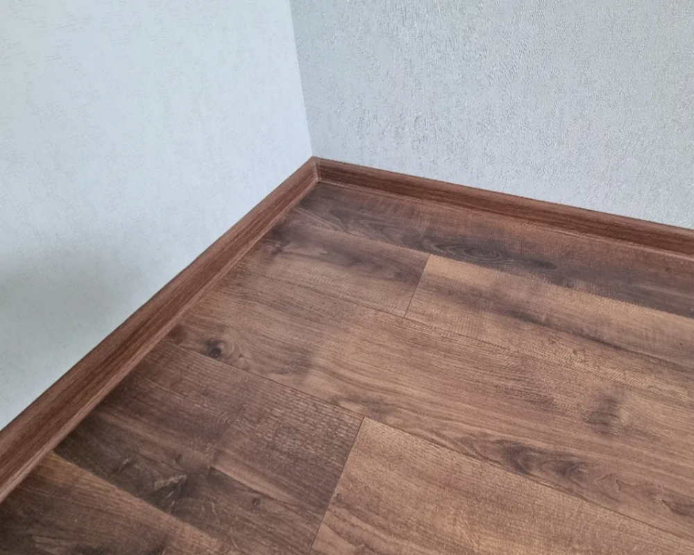 Плинтус ПВХ Идеал Классик 70мм 2,2м 206 Дуб коньячный