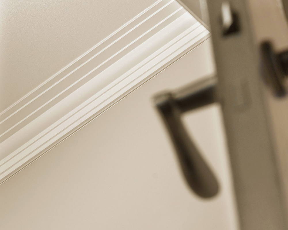 Карниз потолочный из полистирола высокой плотности NMC WT10 80*80*2000. Окраска включена в стоимость