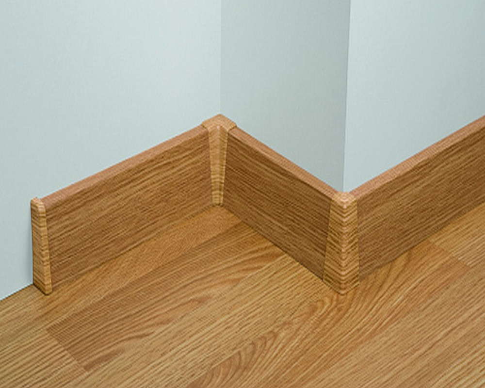 Плинтус ПВХ со съемной панелью Идеал Деконика 85 мм 221 Дуб янтарный