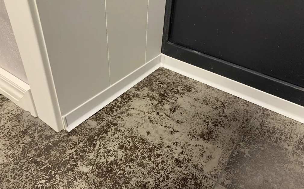 Плинтус алюминиевый 80 мм ПЛ-80 белый муар 3м.