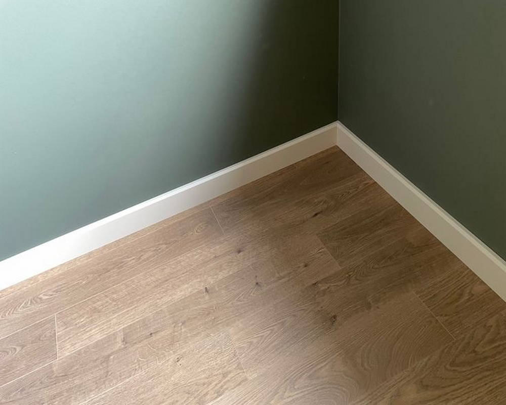 Плинтус ПОЛИСТИРОЛ HI WOOD W40V1 40мм х 10мм х 2,0м. Окраска включена в стоимость