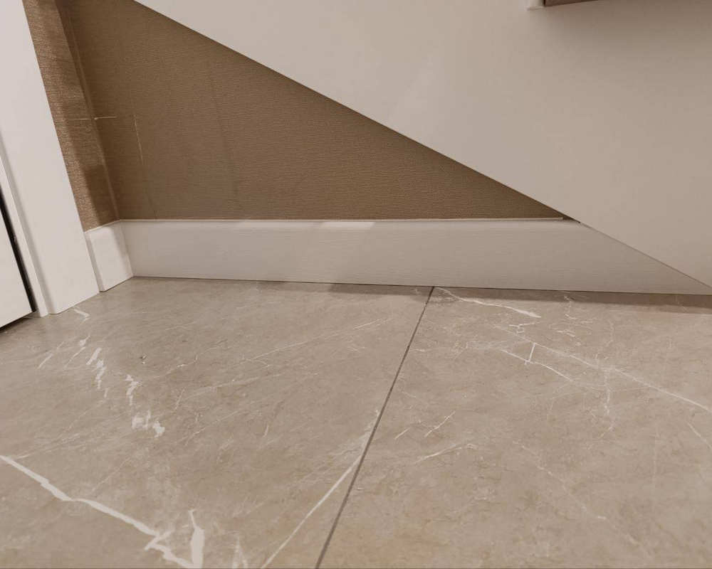 Плинтус кедр Стоунвуд. 80B 80мм 2,35м Белый