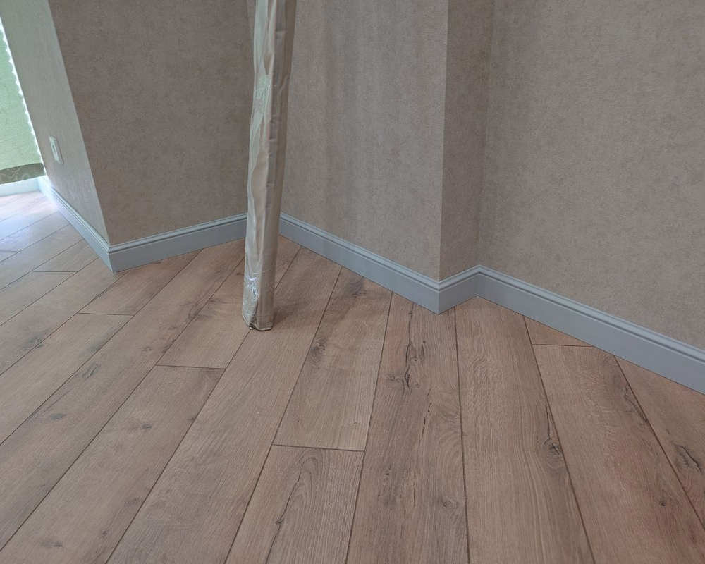 Плинтус из полистирола высокой плотности HI WOOD B136 136мм х 18мм х 2,0м.