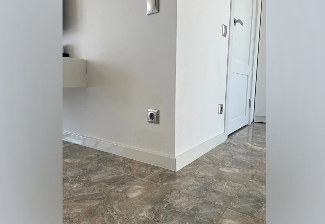 Плинтус ПВХ MAGIC STIСK 77мм 2,2 м MS08 Глэм