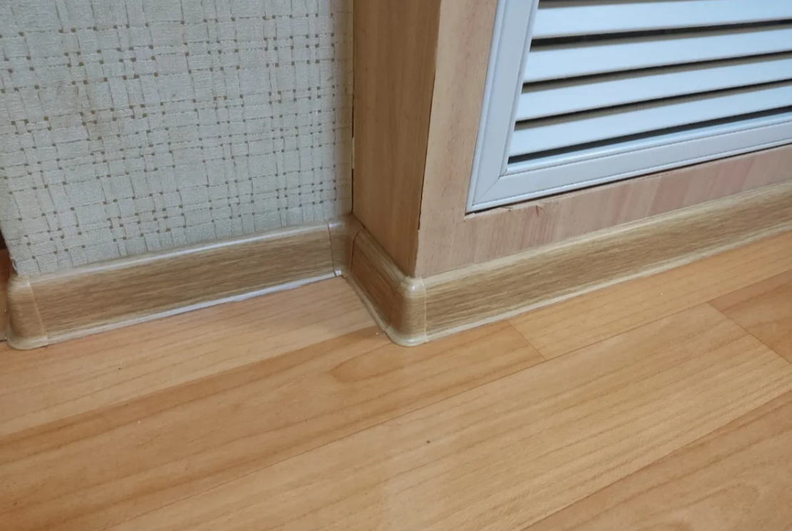 Плинтус ПВХ Идеал Классик 70мм 2,2м 218 Дуб европейский