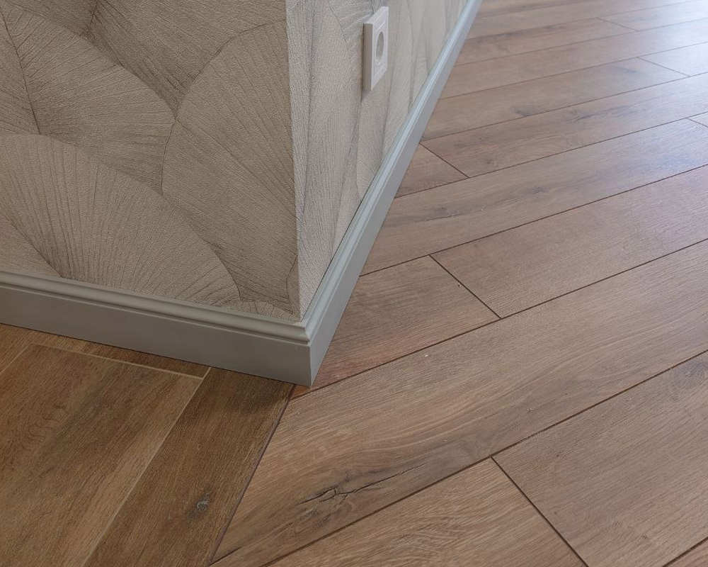 Плинтус из полистирола высокой плотности HI WOOD B136 136мм х 18мм х 2,0м.