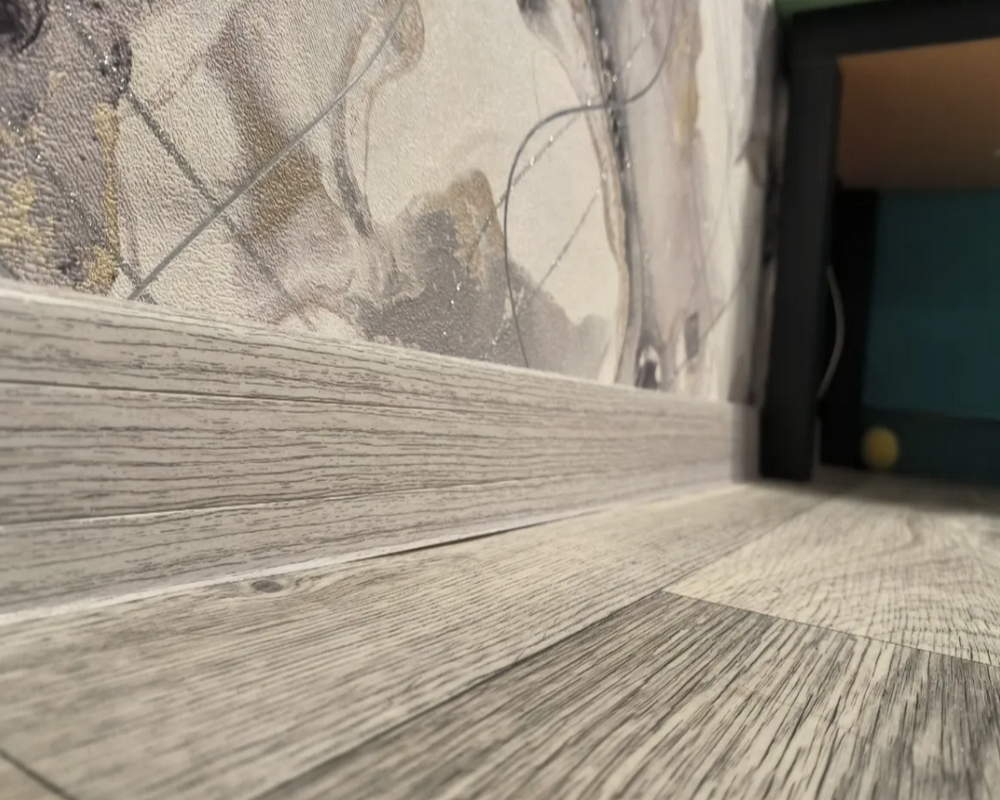 Плинтус со съемной панелью ПВХ Деконика ИДЕАЛ 55мм 2,2м 547 Лофт светло-серый