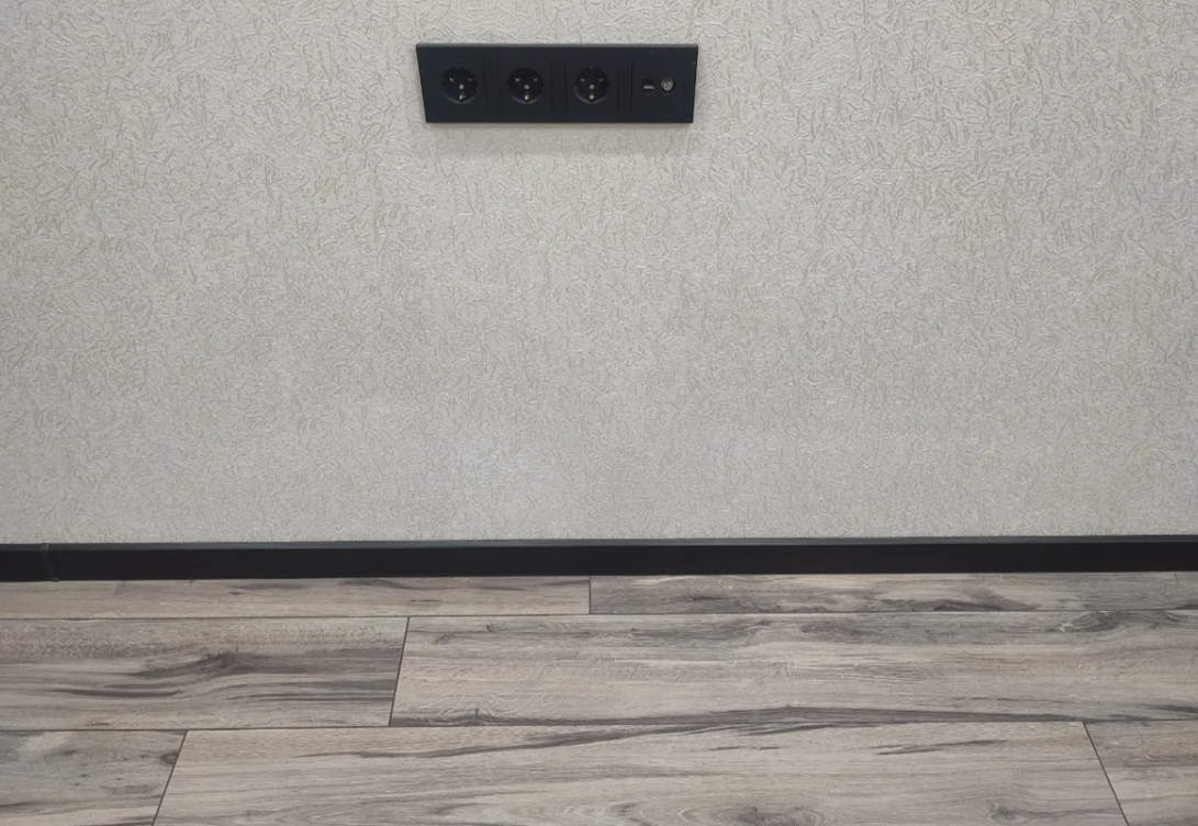 Плинтус ПВХ со съемной панелью Идеал Деконика 85 мм 352 Каштан серый