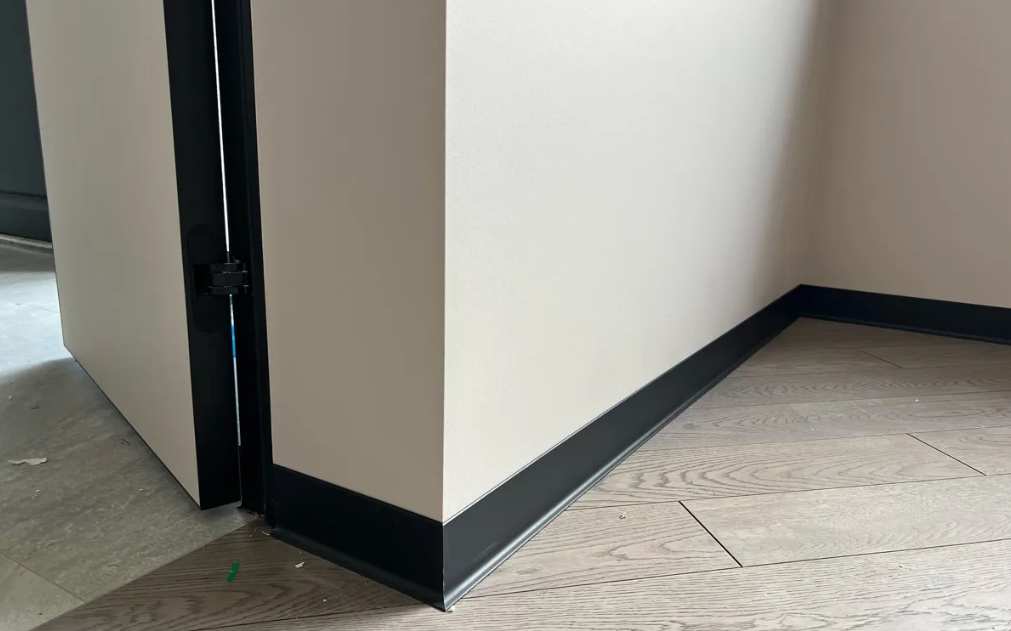 Плинтус алюминиевый 60 мм ПЛ-60 (79107PF7) черный муар 3м