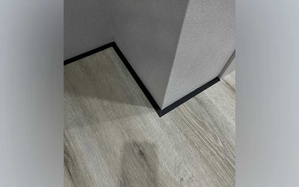 Антиплинтус Апл 01.2700.15. Черный