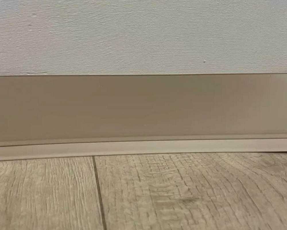 Плинтус эластичный на клеевой основе ПВХ Dollken WLK50 50мм х 15мм. 0913 Светло-бежевый