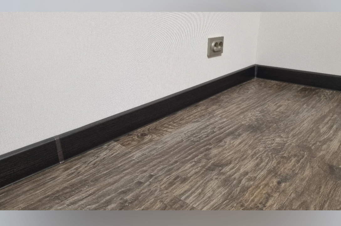 Плинтус ПВХ Salag Lima 72мм 2,5м. Дуб Палёный