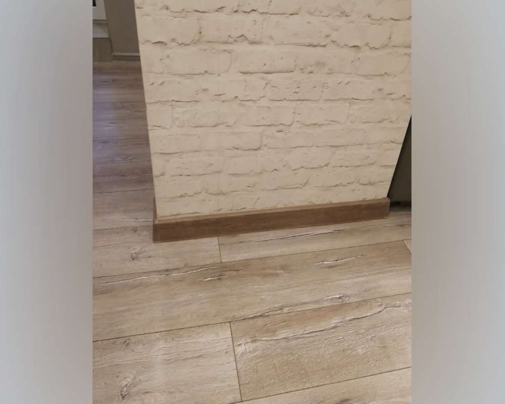 Плинтус ПВХ со съемной панелью Идеал Деконика 85 мм 221 Дуб янтарный