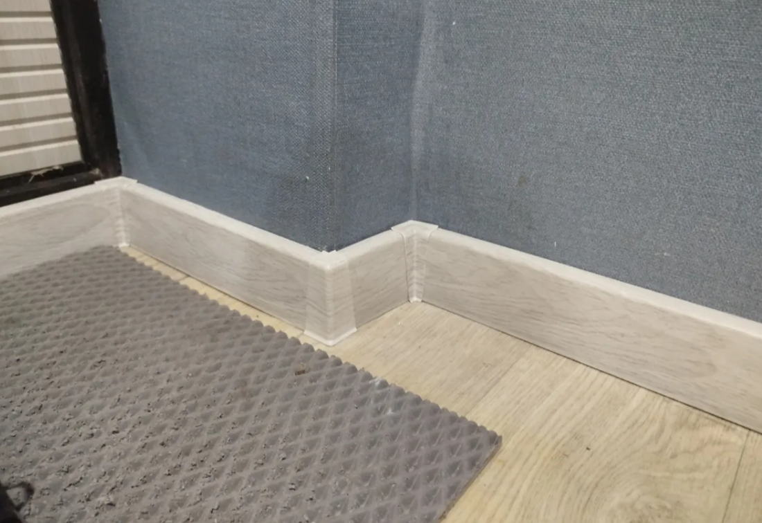 Плинтус со съемной панелью ПВХ Деконика ИДЕАЛ 55мм 2,2м 294 Орех антик