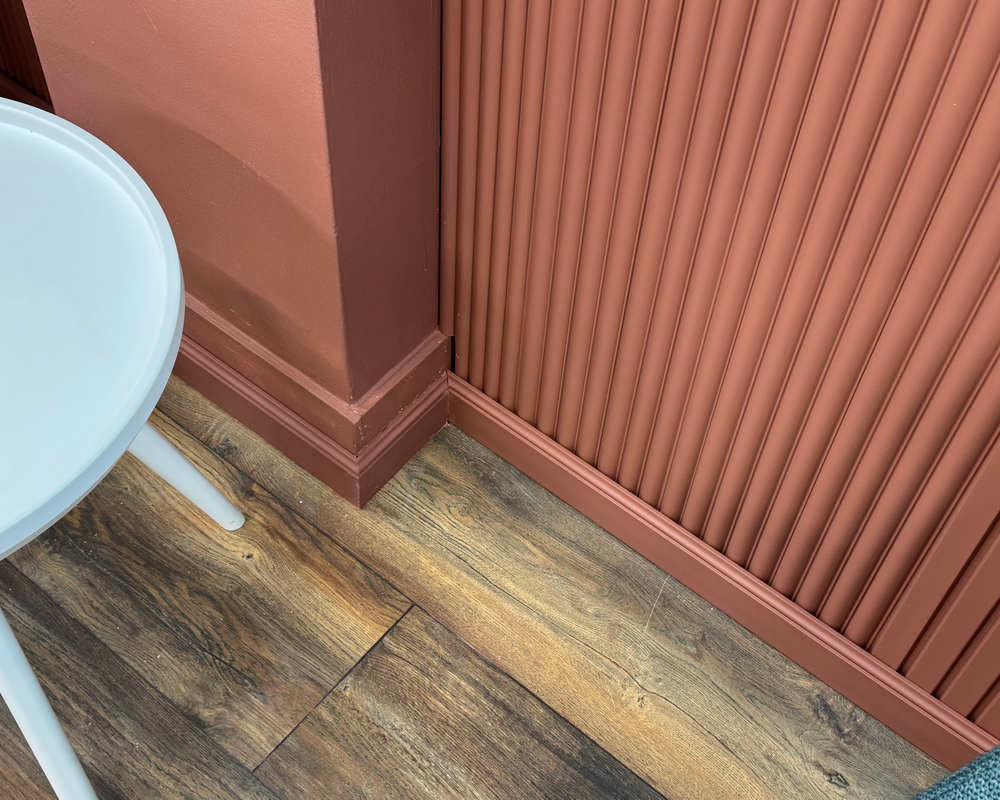 Плинтус из полистирола высокой плотности HI WOOD B136 136мм х 18мм х 2,0м.