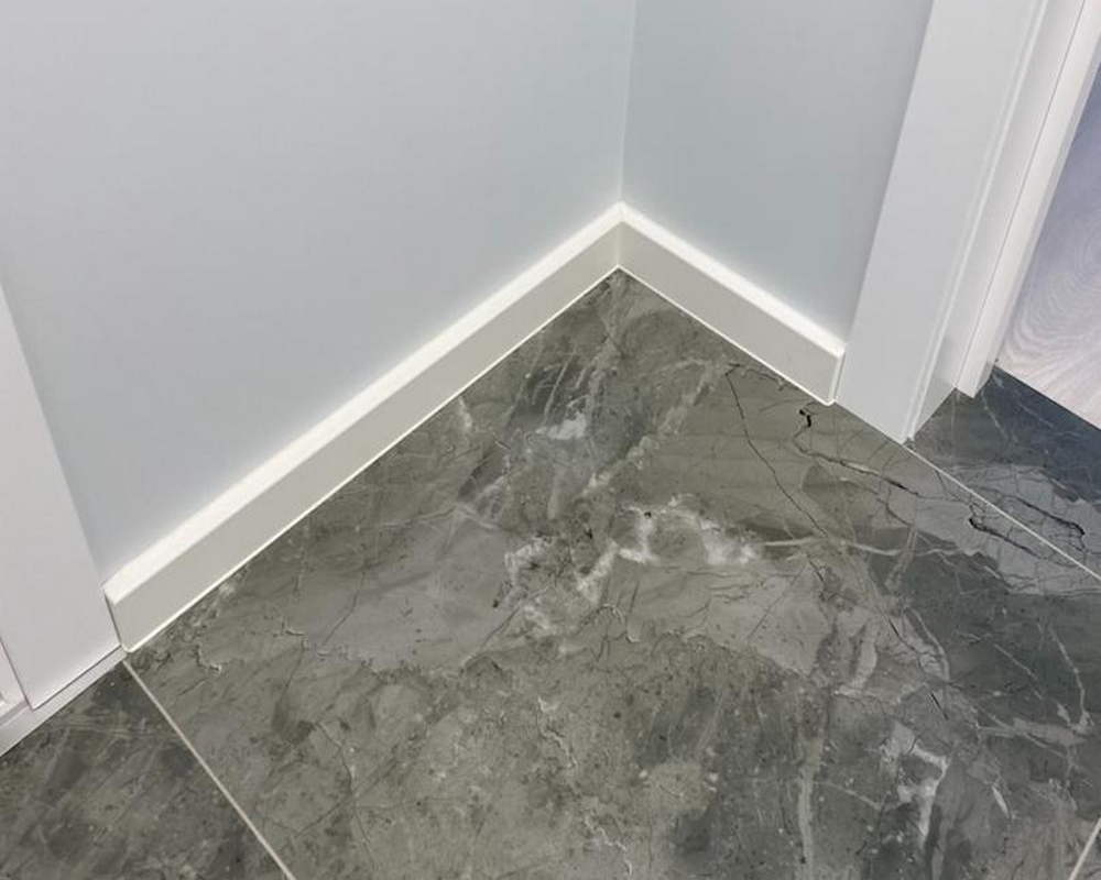 Плинтус ХДФ Dollken Cubu Flex Life 40мм х 11/13мм х 2,5 м 1013 (5012) Белый