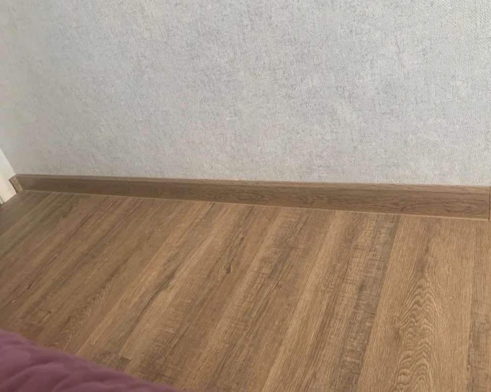 Плинтус ПВХ со съемной панелью Идеал Деконика 85 мм 221 Дуб янтарный