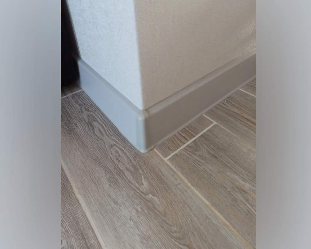 Плинтус ПВХ со съемной панелью Идеал Деконика 85 мм 002 Светло-серый