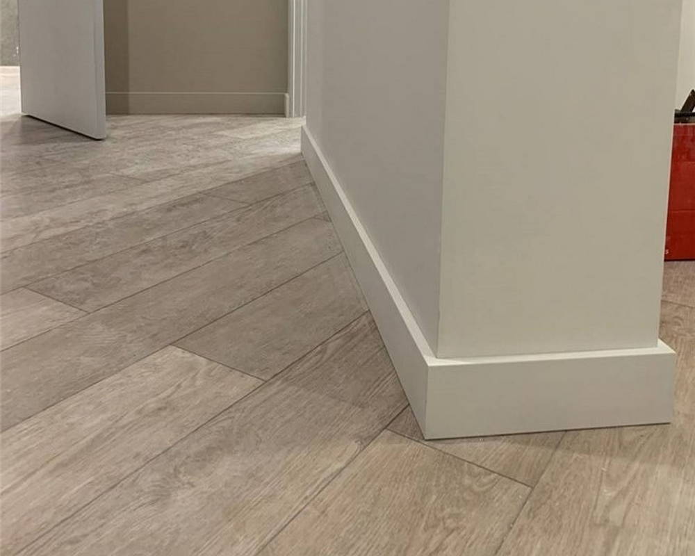 Плинтус из полистирола высокой плотности Волшебная Палочка. Окрашенная. 80мм 2м. NCS 0500-N