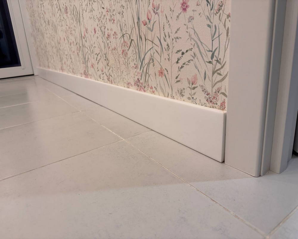 Плинтус из полистирола высокой плотности Волшебная Палочка. Окрашенная. 80мм 2м. NCS 2500-N