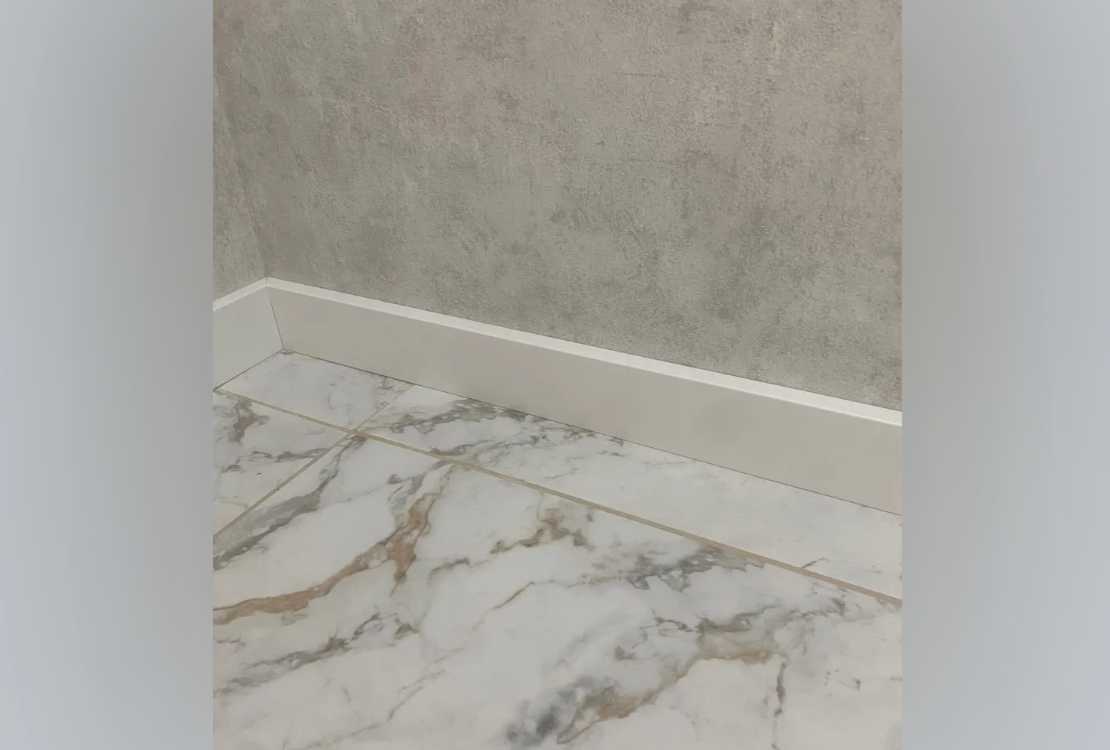 Плинтус кедр Стоунвуд. 60 60мм 2,35м Белый