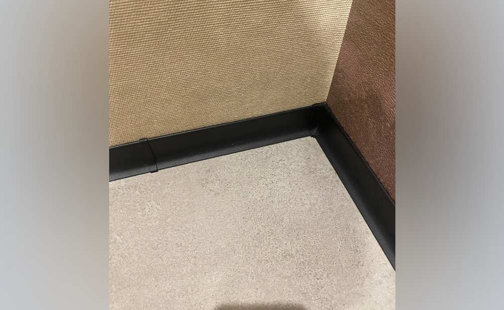 Плинтус алюминиевый 60 мм ПЛ-60 (79107PF7) черный муар 3м