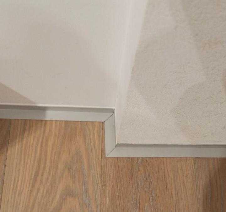 Антиплинтус Апл 02.2700.01л. Серебро матовое