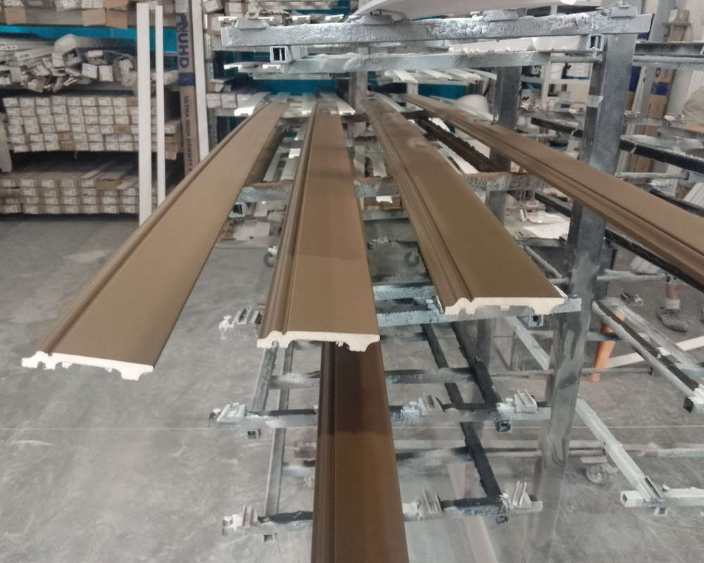 Плинтус ПОЛИСТИРОЛ HI WOOD B78 77,5мм х 21мм х 2,0м. Окраска включена в стоимость