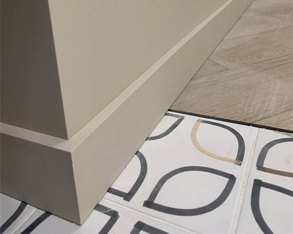 Плинтус из полистирола высокой плотности Волшебная палочка. Окрашенная. 80мм 2м. NCS 2002G