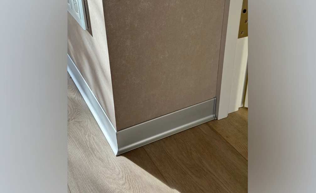 Плинтус алюминиевый 80 мм ПЛ-80 серебро/мат муар 3м.