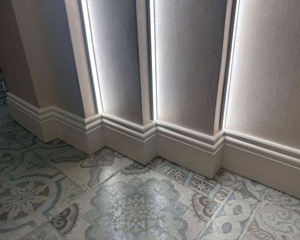 Плинтус из полистирола высокой плотности HI WOOD B136 136мм х 18мм х 2,0м.