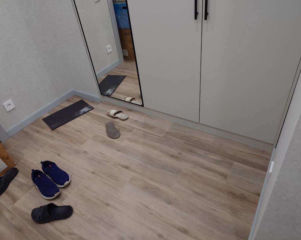 Плинтус из полистирола высокой плотности HI WOOD B136 136мм х 18мм х 2,0м.