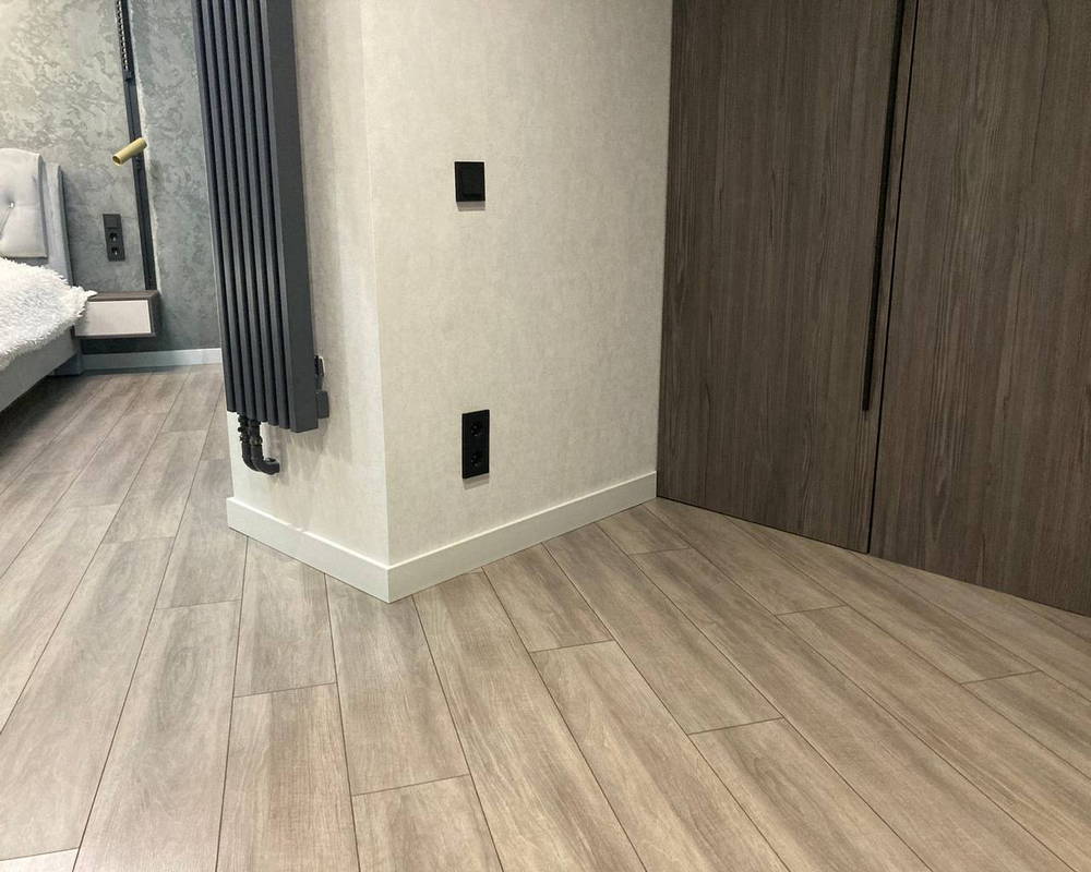 Плинтус из полистирола высокой плотности Волшебная Палочка. Окрашенная. 80мм 2м. NCS 2502-Y