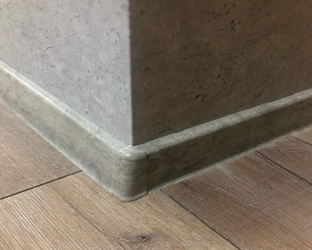 Плинтус со съемной панелью ПВХ Деконика ИДЕАЛ 55мм 2,2м. 002 Светло-серый