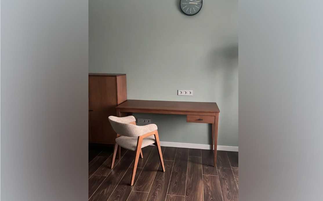 Плинтус кедр Стоунвуд. 80B 80мм 2,35м Белый