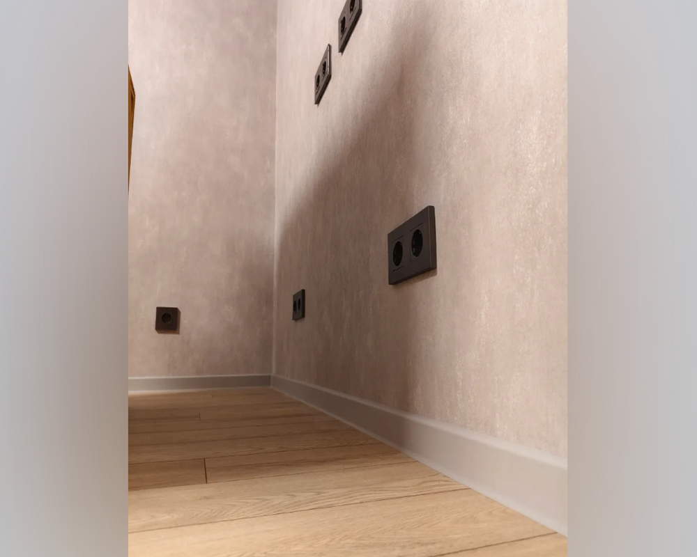 Плинтус со съемной панелью ПВХ Деконика ИДЕАЛ 55мм 2,2м. 002 Светло-серый