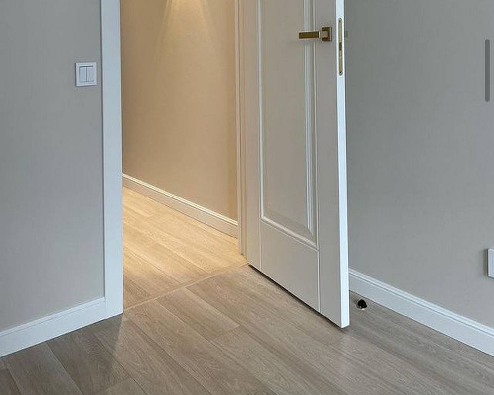 Плинтус из полистирола высокой плотности HI WOOD B136 136мм х 18мм х 2,0м.