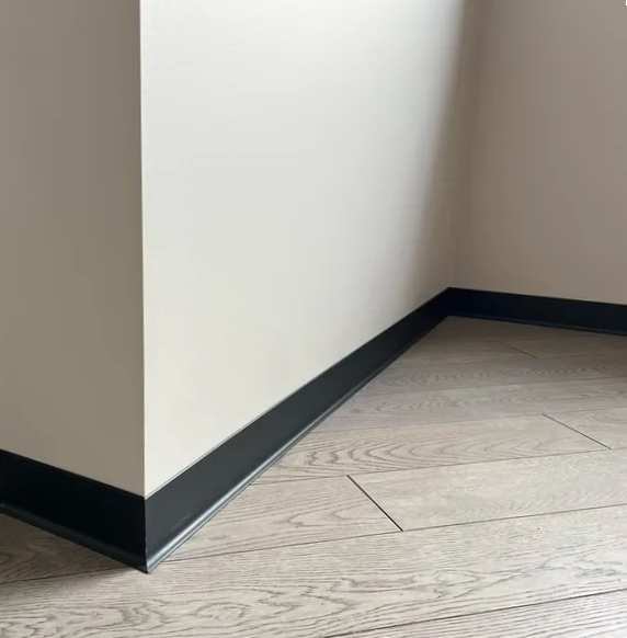 Алюминиевый плинтус AKBD40-SBL 2,5м Муар черный