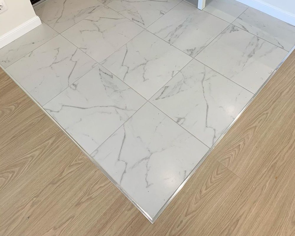 Профиль НЕПЛИНТУС UL20X6-01L 20х6х2000мм Серебро матовое