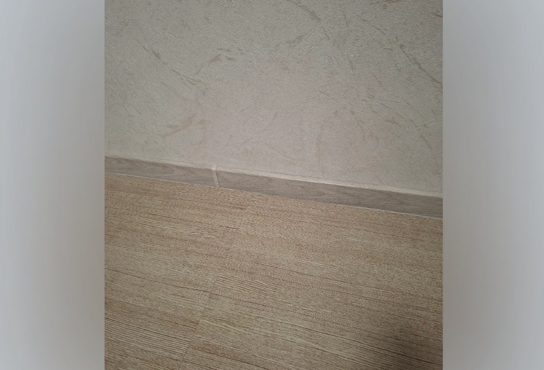 Плинтус со съемной панелью ПВХ Деконика ИДЕАЛ 55мм 2,2м 294 Орех антик