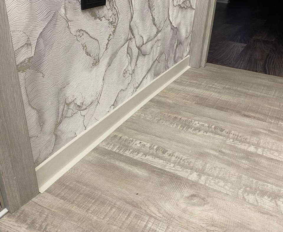 Плинтус ХДФ Dollken S60 60 мм х 2,575м 1248 Бело-серый