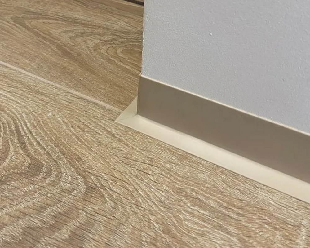 Плинтус эластичный на клеевой основе ПВХ Dollken WLK50 50мм х 15мм. 0913 Светло-бежевый