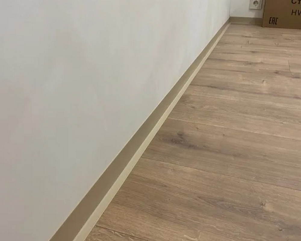 Плинтус эластичный на клеевой основе ПВХ Dollken WLK50 50мм х 15мм. 0913 Светло-бежевый